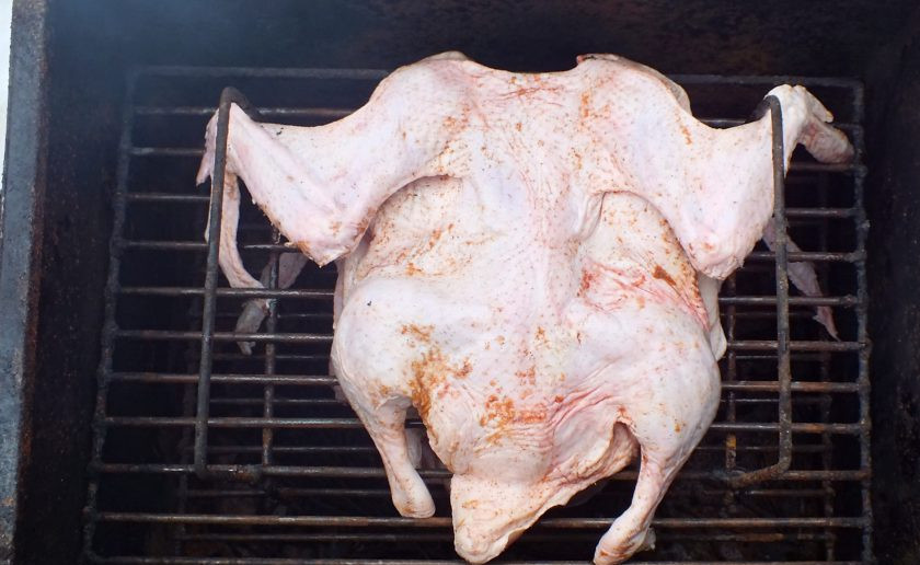 1. Этап. Утка горячего копчения в домашних условиях: Вставьте решетку в коптильню, закройте крышкой и коптите 1,5 часа. Время копчения может варьироваться от размера утки. Чем крупнее, тем дольше.