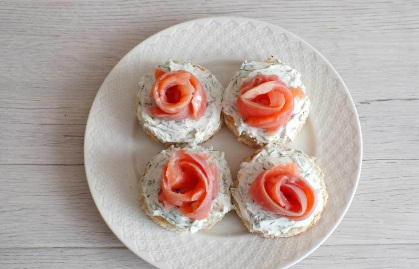 1. Этап. Бутерброды по-сахалински: Полоски из красной рыбы скрутите в трубочку, расправляя концы, придайте форму 