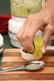 1. Этап. Свежий соус сальса: Теперь надо выжать 1 ложку сока лайма.