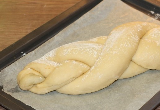 1. Этап. Сдобный пасхальный хлеб с тремя начинками: 17. Застилаю противень пекарской бумагой и смазываю растительным маслом. Перекладываю косичку на противень. Накрываю и оставляю в теплом месте до увеличения в 2 раза, минут на 30.