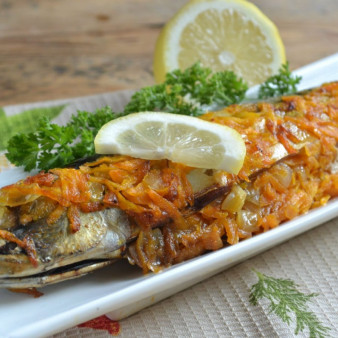 Запеченная скумбрия в фольге с морковкой