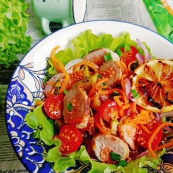 Салат с купатами и острой морковью