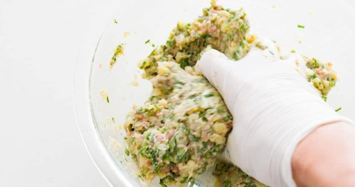 1. Этап. Японские пельмени Гедза с горгонзолой: 3. Хорошенько перемешайте все содержимое миски.