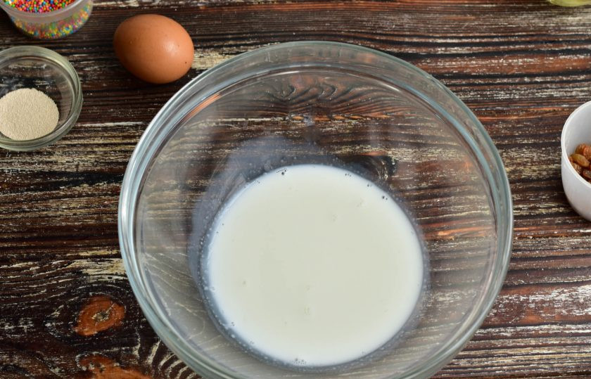 1. Этап. Заварная баба: В миску влейте горячее молоко.