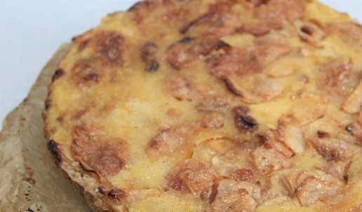 1. Этап. Яблочный пирог Хмельной: Наносим кисточкой на горячий пирог сок, который слили с яблок после ночи. Немного остудить. Снять бумагу с боков и отправить на решетку до полного остывания.