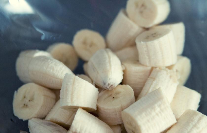 1. Этап. Венесуэльский банановый торт: Теперь, пока тесто в холодильнике, занимаемся начинкой. Бананы очищаем от кожуры, нарезаем на небольшие кусочки и измельчаем при помощи блендера до состояния пюре. Изюм, тем временем, замачиваем в воде.