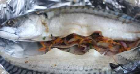 1. Этап. Скумбрия с овощами в фольге: 5. Форму для запекания или противень застелить фольгой. Слегка смазать ее растительным маслом и выложить туда рыбку. Аккуратно завернуть края, чтобы конвертик из фольги был плотно закрыт. Отправить рыбку в хорошо разогретую духовку на 35-45 минут, в зависимости от размера скумбрии.