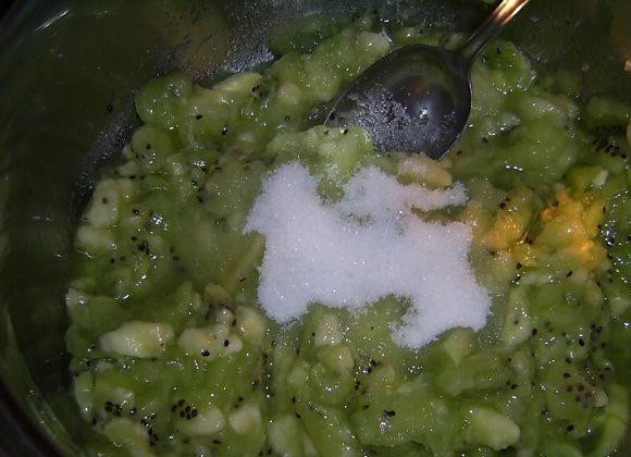 1. Этап. Варенье из киви: Добавляем к фруктам сахар.