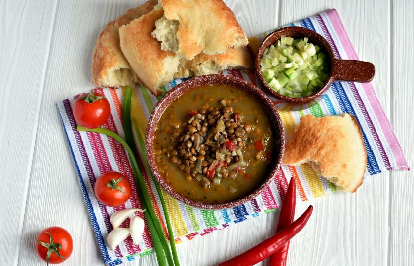 1. Этап. Индийский суп из чечевицы: Подавайте суп из чечевицы горячим, со свежей лепешкой, зеленым луком и овощами. Приятного аппетита!