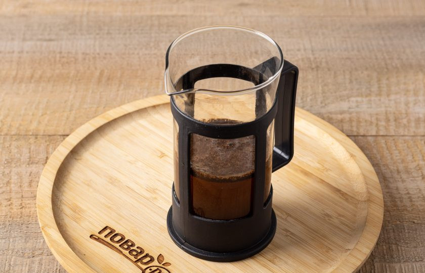 1. Этап. Холодный кофе с вареньем: Смешайте воду с молотым кофе и уберите в холодильник на 10-12 часов.