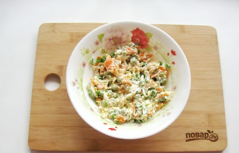 1. Этап. Салат с зеленым горошком и морковью: Перемешайте все ингредиенты салата.