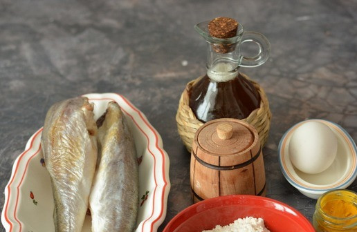 1. Этап. Жареная навага в муке и яйце: Итак, вот все продукты, которые вам понадобятся. Навагу разморозьте, выпотрошите. Очистите от чешуи и удалите голову, если она есть. Срежьте ножницами все плавники. Ополосните под водой и обсушите салфетками.