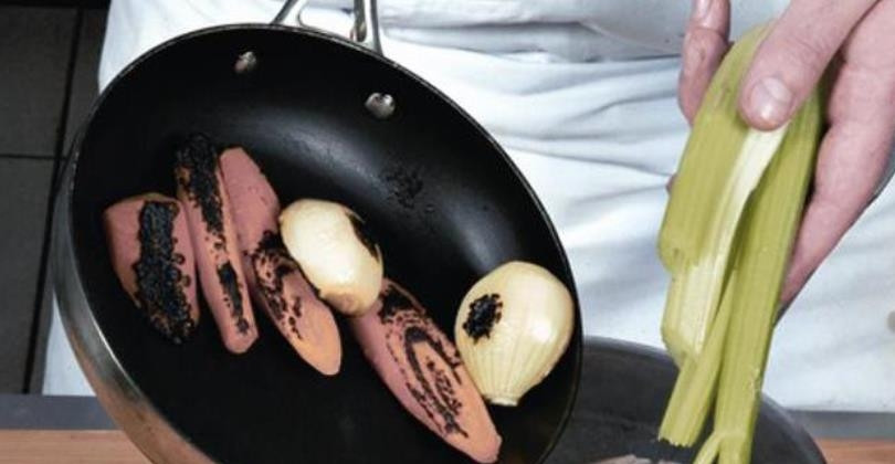 1. Этап. Лапша куриная домашняя: Сухие грибы залейте 200 мл. теплой воды, добавьте коньяк и щепотку соли. Настаивайте 1 час, затем процедите, промойте грибы и верните в настой. Курицу разрежьте пополам и отварите. Лук разрежьте пополам или на 4 части, морковь нарежьте небольшими кусками и обжарьте вместе с луком на разогретой сковороде без масла. Затем переложите овощи вместе с сельдереем (большие куски) в бульон и продолжайте варить еще 1,5 часа. Затем достаньте овощи вместе с курицей и влейте в бульон настой грибов (вместе с грибами). Варите все на меленьком огне 30 минут. Затем выловите грибы и нарежьте их толстыми полосками.