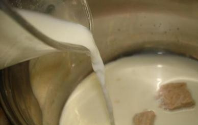 1. Этап. Венское тесто для куличей: Подогреваем молоко, чтобы оно было теплым, но не горячим! Растворяем в нем дрожжи. Дрожжи нужны обычные, не сухие.