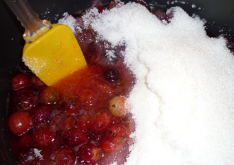 1. Этап. Варенье из крыжовника в мультиварке: 2. Когда ягоды пустят сок - засыпаем их сахаром, выставим режим 