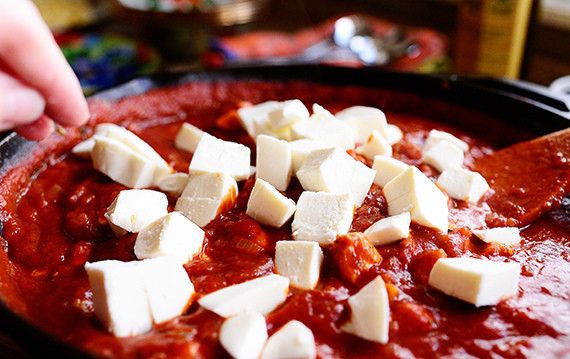 1. Этап. Паста с курицей и моцареллой: В готовый соус с курицей добавьте кусочки моцареллы.