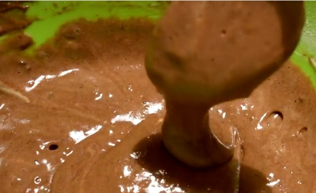 1. Этап. Бисквитный рулет Мраморный: 4. Третью часть полученного теста переложите в другую посуду. В чашку с какао добавьте немного воды, перемешайте, чтобы получилась консистенция сметаны. Затем соедините какао и треть теста.