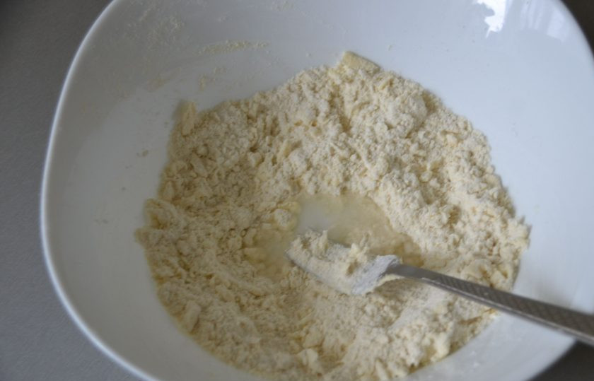 1. Этап. Печенье Арлетт: Добавьте холодную воду, количество воды (от 1,5 до 3-х ст. ложек) зависит от влажности муки.