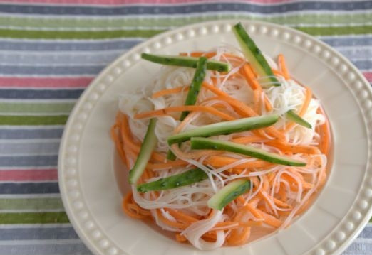 1. Этап. Фунчоза с овощами (классический рецепт): 6. Шинковать огурец нужно такой же соломкой, что и морковь. Приятного аппетита!