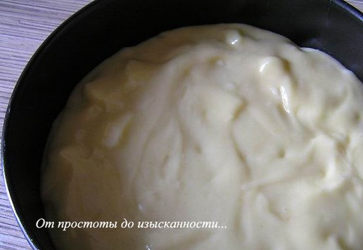 1. Этап. Шарлотка с оливковым маслом: Тесто выложите в форму (у меня 18 см), смазанную маслом (на дно можно положить пергамент).