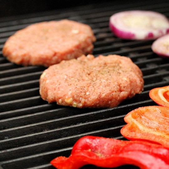 1. Этап. Фарш с сыром: Обжариваем их на сковороде или гриле с одной стороны. Если жарите на гриле - то вместе с котлетами можете обжарить и какие-нибудь овощи, получится сразу и блюдо, и гарнир.