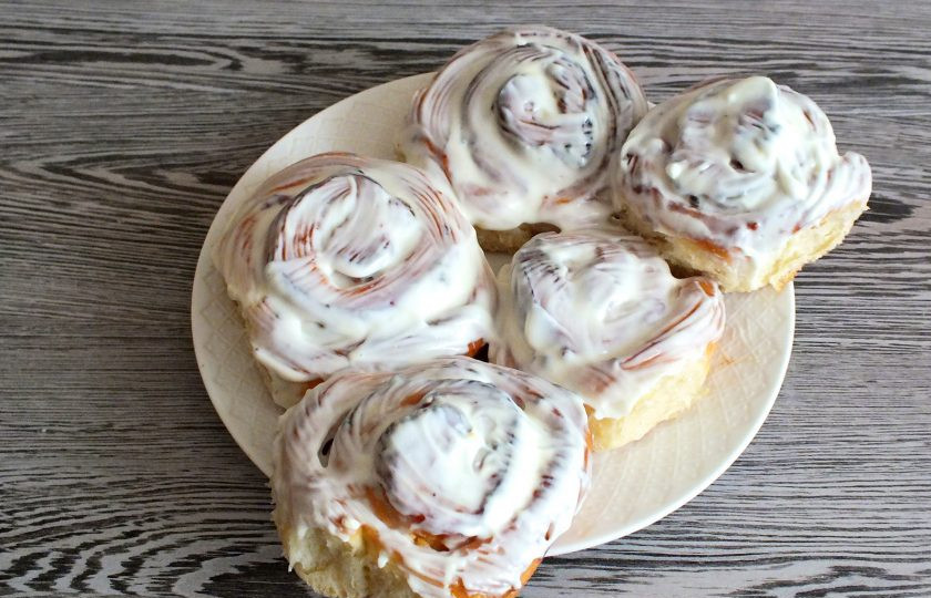 1. Этап. Синнабоны с малиной: После снимите с листа и разделите порционно.