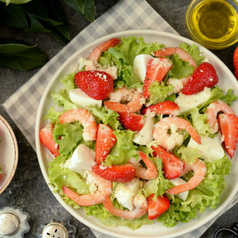 Салат с креветками и клубникой