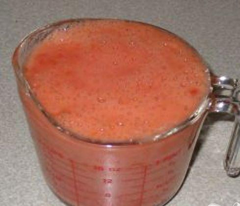 1. Этап. Картофель по-испански: 1. Мелко порезать лук и чеснок. В блендере перемолоть помидоры до пюре. Почистить картофель и нарезать трехсантиметровыми кубиками.