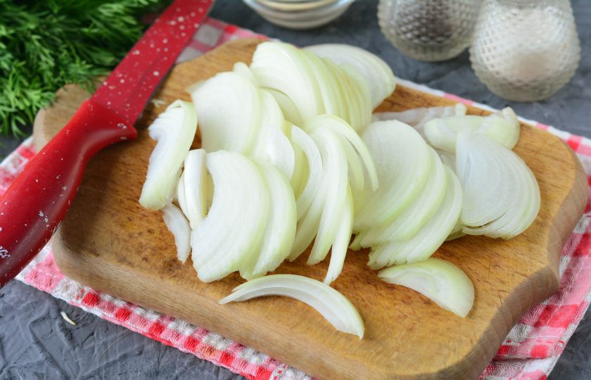 1. Этап. Маринованный лук в майонезе: Почистите лук и нарежьте тонкими полукольцами.