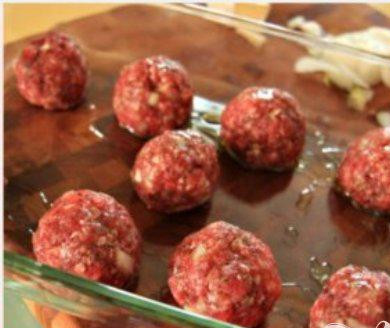 1. Этап. Гамбургеры с фрикадельками и сыром бри: 2. Выложить фрикадельки на противень, полить оливковым маслом. Выпекать в духовке при температуре 200 градусов в течение 10 - 15 минут, до коричневого цвета.