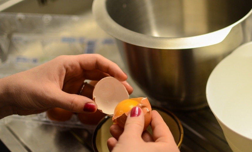 1. Этап. Пирог на 14 февраля: Отделите белки от желтков. В одной чашке перемешайте желтки с сахаром.