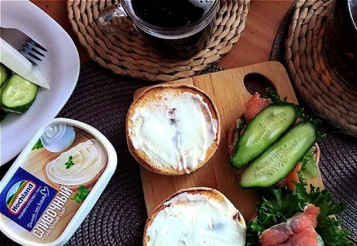 1. Этап. Бургер с лососем и сливочным сыром: Собираем бургеры. 1. На сыр выкладываем аккуратно салатные листья. 2. На листья - по 3 слайса рыбы. 3. На рыбу-дольки порезанного огурца. 4. Накрываем вторыми промазанными сыром половинками булочек. 5. Скрепляем верх шпажками.