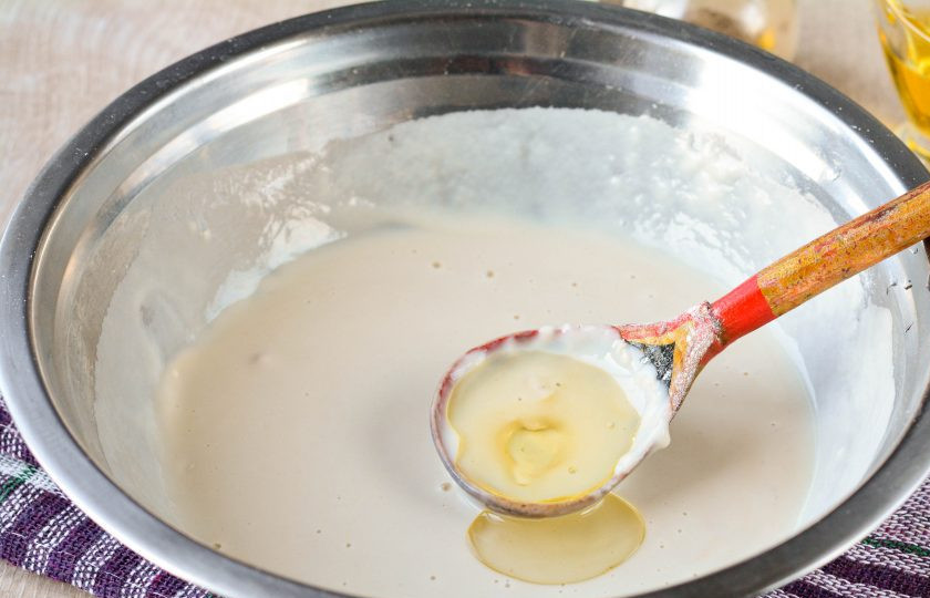 1. Этап. Жареные пирожки на заварном тесте: Влейте в тесто растительное масло.