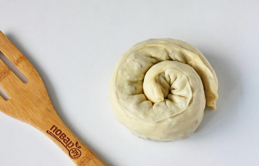 1. Этап. Узбекская лепешка с мясом: Заверните тесто в рулет, защипните края и сверните улиткой.