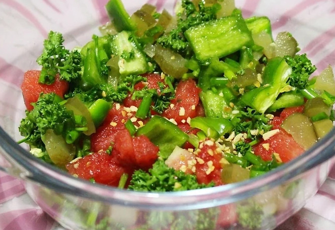 1. Этап. Арбузная сальса: 3. Соедините все в глубоком салатнике. Добавьте чеснок, соль по вкусу и сок лайма.