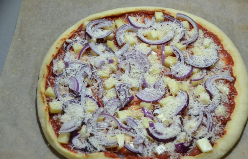 1. Этап. Пицца Миланская: Выложите на пиццу моцареллу, красный лук, присыпьте половиной тертого пармезана и снова отправьте в духовку на 8 минут.