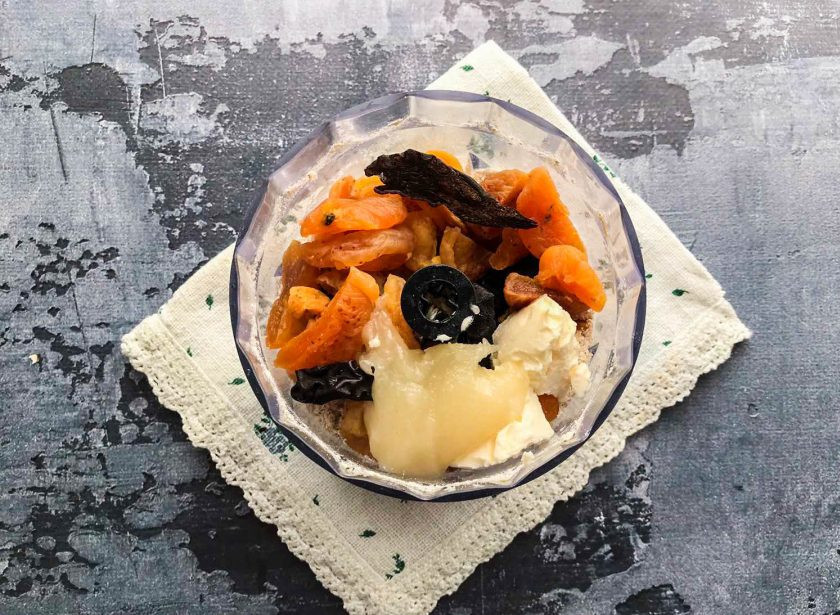 1. Этап. Конфеты из геркулеса: К овсянке выложите курагу, вяленые груши, мед и сливочное масло.