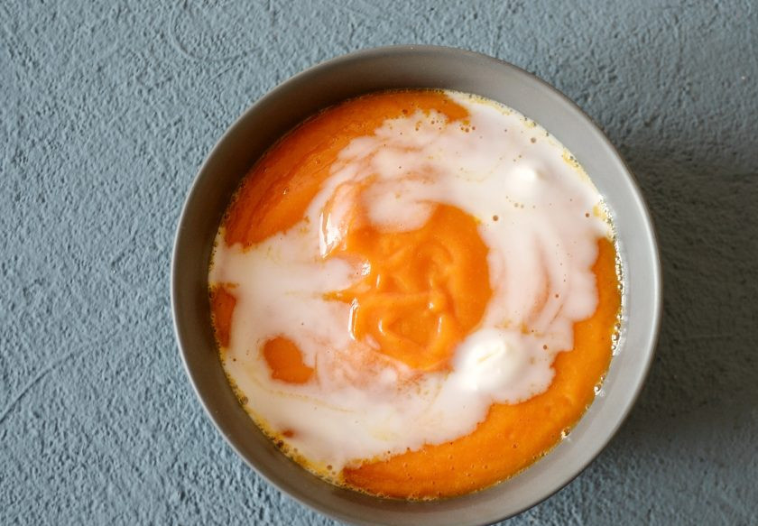 1. Этап. Суп-пюре из батата: Перелейте суп в тарелку, сверху выложите ложку кокосового молока. Затем брокколи и жареный лук с грибами.