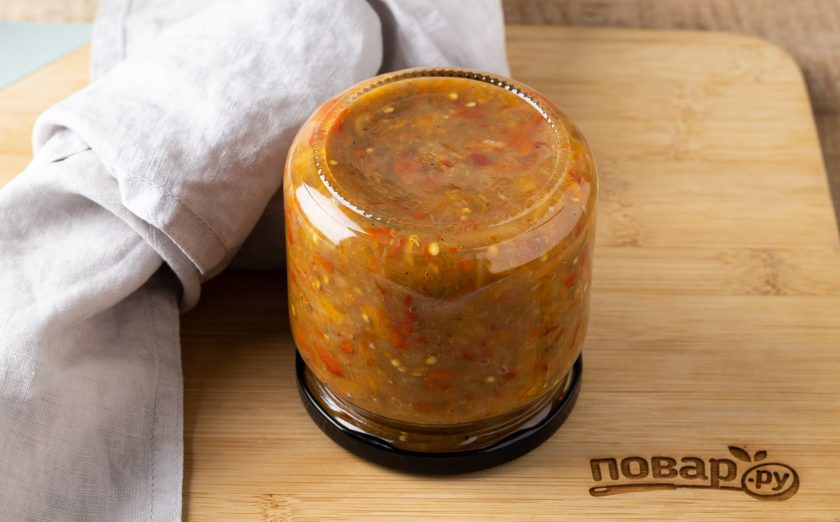 1. Этап. Айвар с баклажанами на зиму: Герметично закрутите крышкой. Переверните банку вверх дном, укутайте в полотенце и оставьте так до полного остывания.