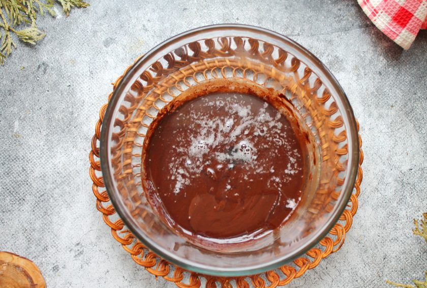 1. Этап. Быстрый шоколадный маршмеллоу: В шоколадную массу влейте желатин с сахаром и перемешайте до однородности. Дайте массе остыть до комнатной температуре.