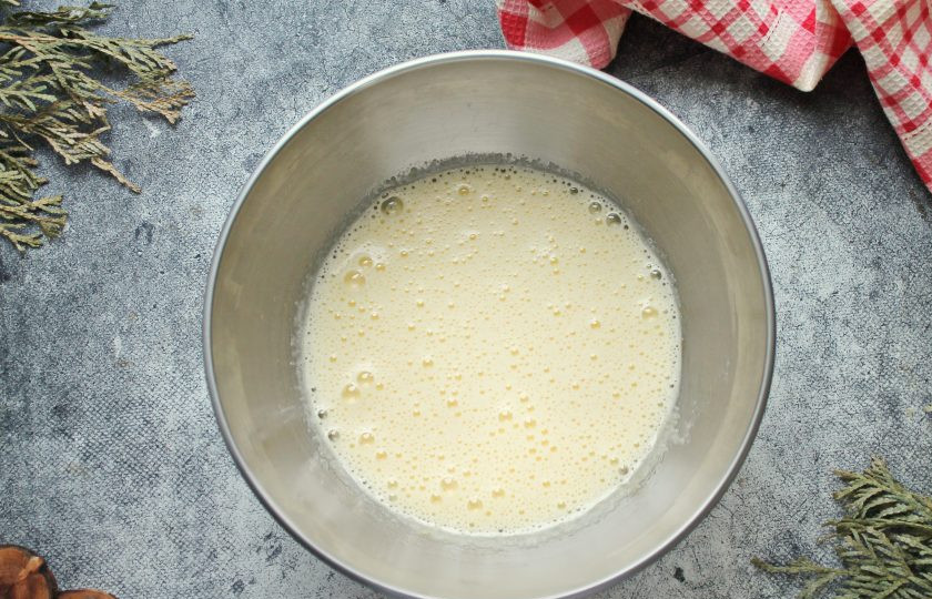 1. Этап. Морковно-гречневый кекс: В глубокую миску разбейте яйца, добавьте сахар и взбейте миксером в пышную, светлую массу.