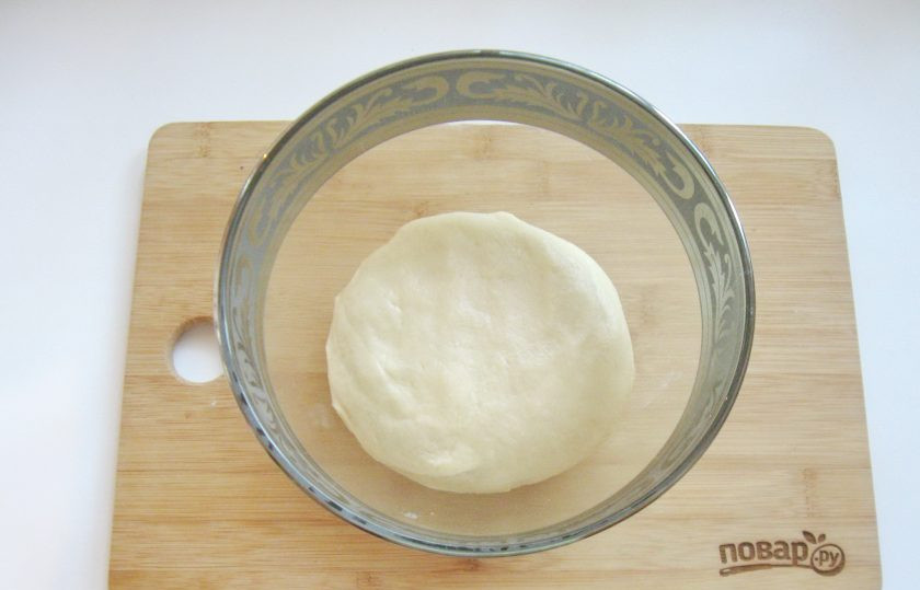 1. Этап. Плетеная булка: Замесите мягкое, эластичное тесто.