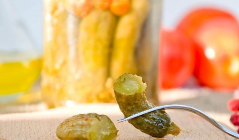 1. Этап. Маринованные корнишоны в банках: Закрученные банки переверните вверх дном, укутайте пледом и оставьте до полного остывания. Храните огурчики в прохладном и темном месте.