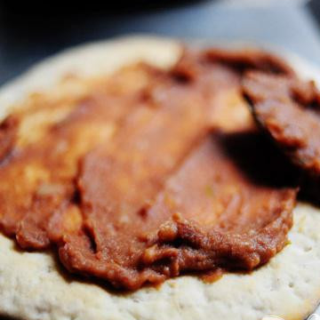 1. Этап. Мексиканская пицца: Равномерно распределите соус из жареных бобов и сальса по лепешкам.