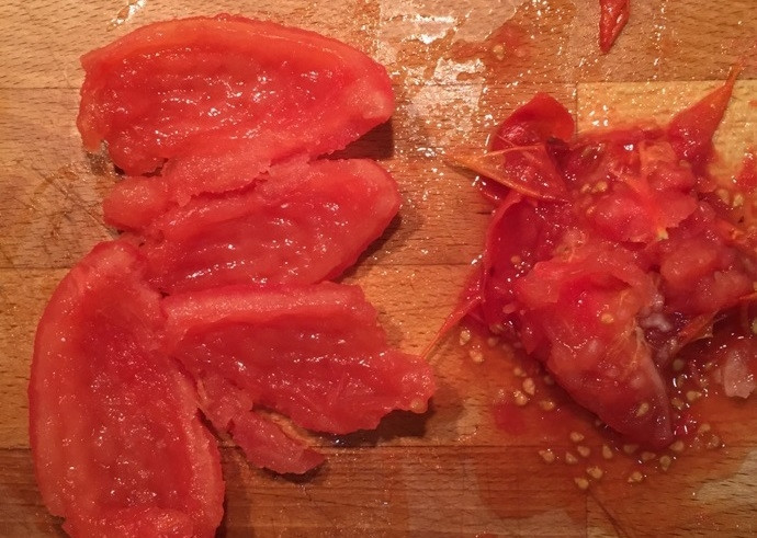 1. Этап. Гуакамоле по-домашнему: 2. С легкостью снимите кожуру, разрежьте помидор и удалите семена.