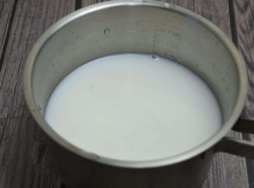 1. Этап. Каша Артек: Влейте в сотейник воду и молоко, соотношение которых можно менять по своему усмотрению, поставьте на огонь.