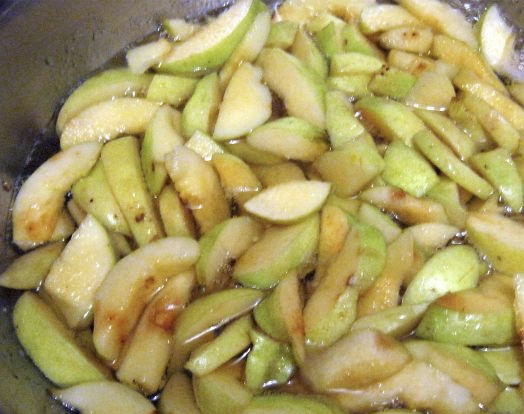 1. Этап. Айвовое варенье с лимоном: Как только он закипит — перекладываем в него айву. Проварите кусочки фрукта на протяжении 5 минут. Затем уберите емкость с айвой с огня и оставьте её постоять в сиропе на протяжении 12 часов. После этого снова ставим ёмкость на огонь, кипятим — и отставляем ещё на половину суток.