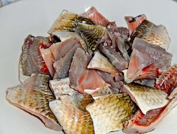 1. Этап. Хе из карася: Далее рыбу нарежьте поперёк и удалите все кости. Нарежьте филе кусочками.