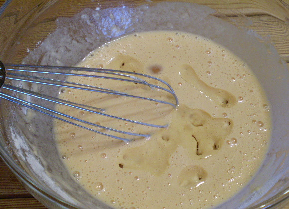 1. Этап. Томатные блины: 4. В почти готовое тесто вливаем растительное масло. Венчиком снова тщательно взбиваем, чтобы не было комочков.