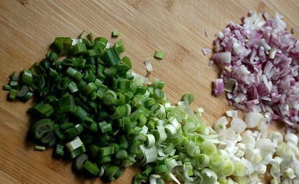 1. Этап. Мясо козы без запаха: Зеленый лук вымойте и обсушите. Мелко его нашинкуйте. Репчатый лук очистите и вымойте. Нарубите его острым ножом на мелкие кубики.